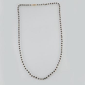 COLLIER, förgyllt sterlingsilver med fasettslipade svarta spinneller. Vikt 13,2 gram.