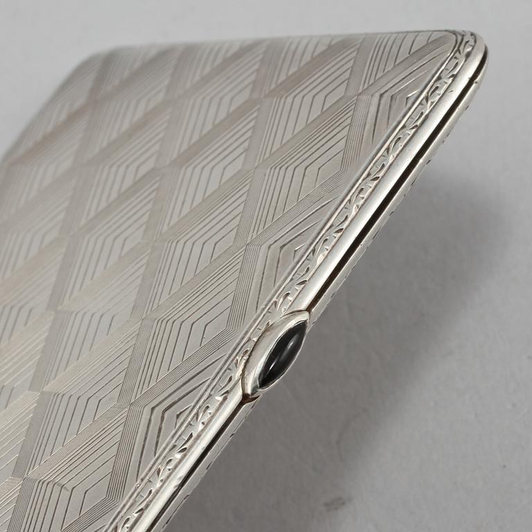 CIGARETTETUI, silver, importstämplad, omkring 1900-talets mitt. Vikt 95 g.