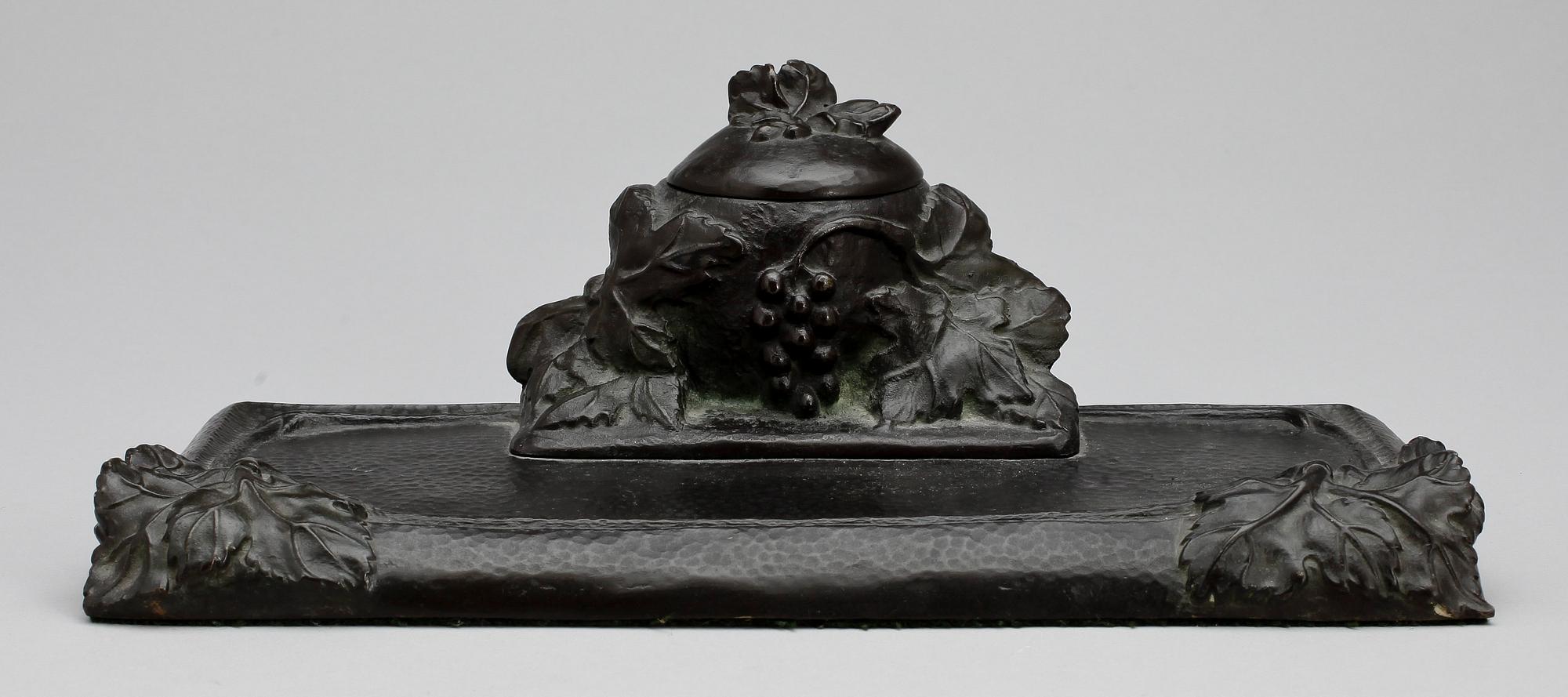 SKRIVSTÄLL, brons, jugend, omkring sekelskiftet 1800/1900-tal. E. Engström.