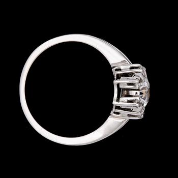 RING, 14k vitguld med briljantslipade diamanter ca0,80ct o 8 tot ca0,16ct. Vikt 4,1g.