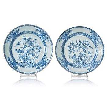 A pair of blue and white serving dishes, Qing dynasty, 18th Century.