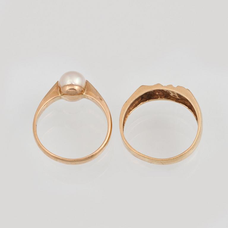 RINGAR, 2 st, 18K guld med odlad pärla, kattfotstämplade. Total vikt 6,2 gram.