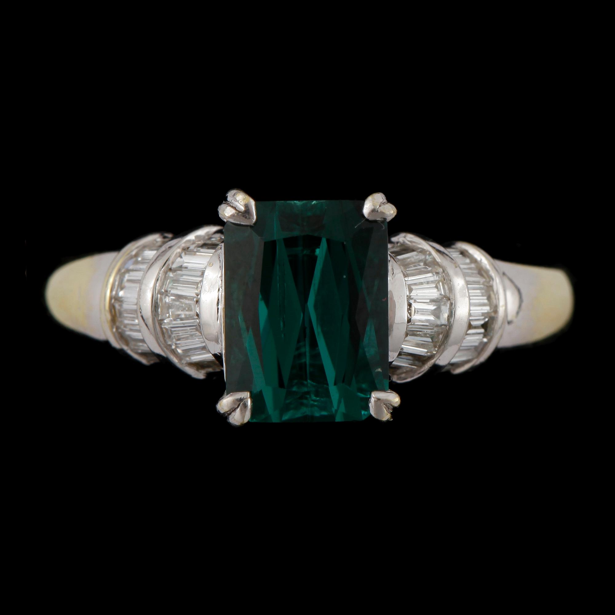 RING, 18k guld med turmalin samt ca 28 mindre baguettslipade diamanter. Vikt ca 4,5 gram.