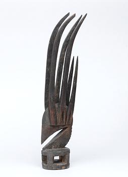 HUVUDPRYDNAD. Tshiwara (stiliserad antilop). Trä. Bambara-stammen. Mali ca 1920-1940. Höjd 55,5 cm.