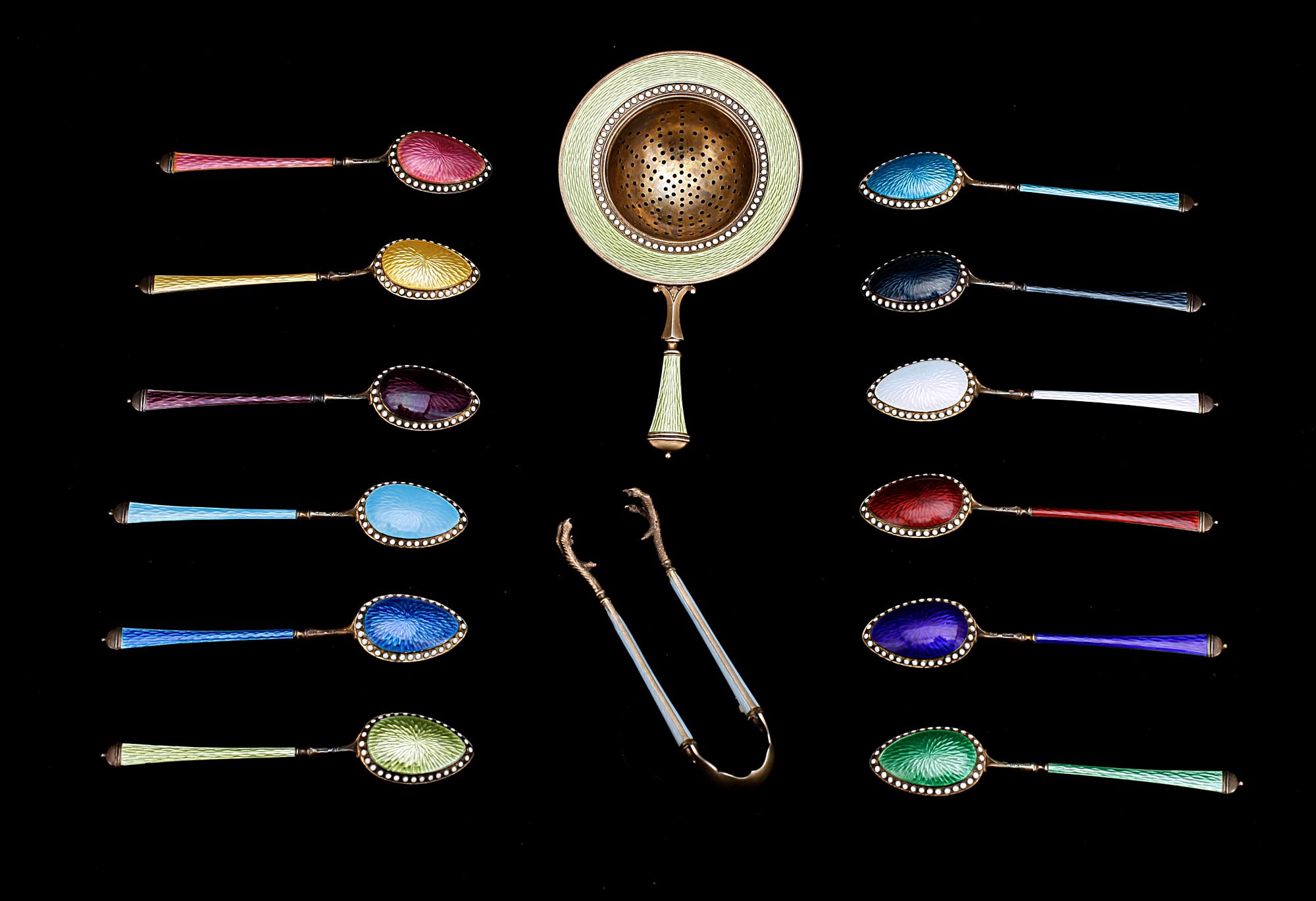 TESKEDAR, 12 st, TESIL samt SOCKERTÅNG, silver och emalj, David Andersen & Co, Stockholm, 1950-60-tal.