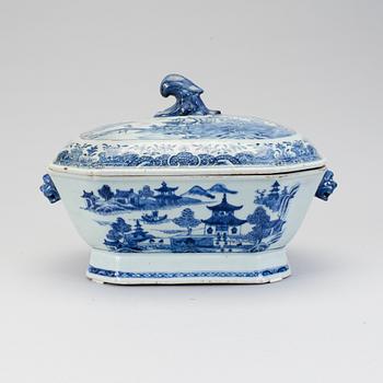 A Qianlong porcelain tureen, China 1736-1795.