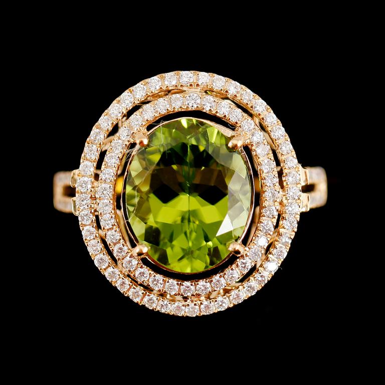 RING, 18 k guld, grön peridot 4.0 ct, diamanter tot 0.48 ct.