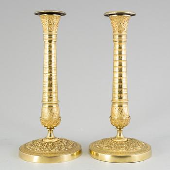 LJUSSTAKAR, ett par, förgylld brons, empire, 1800-talets första hälft.