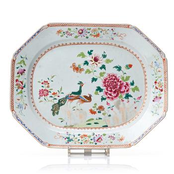 794. A famille rose 'double peacock' serving dish, Qingdynastin, Qianlong (1736-95).