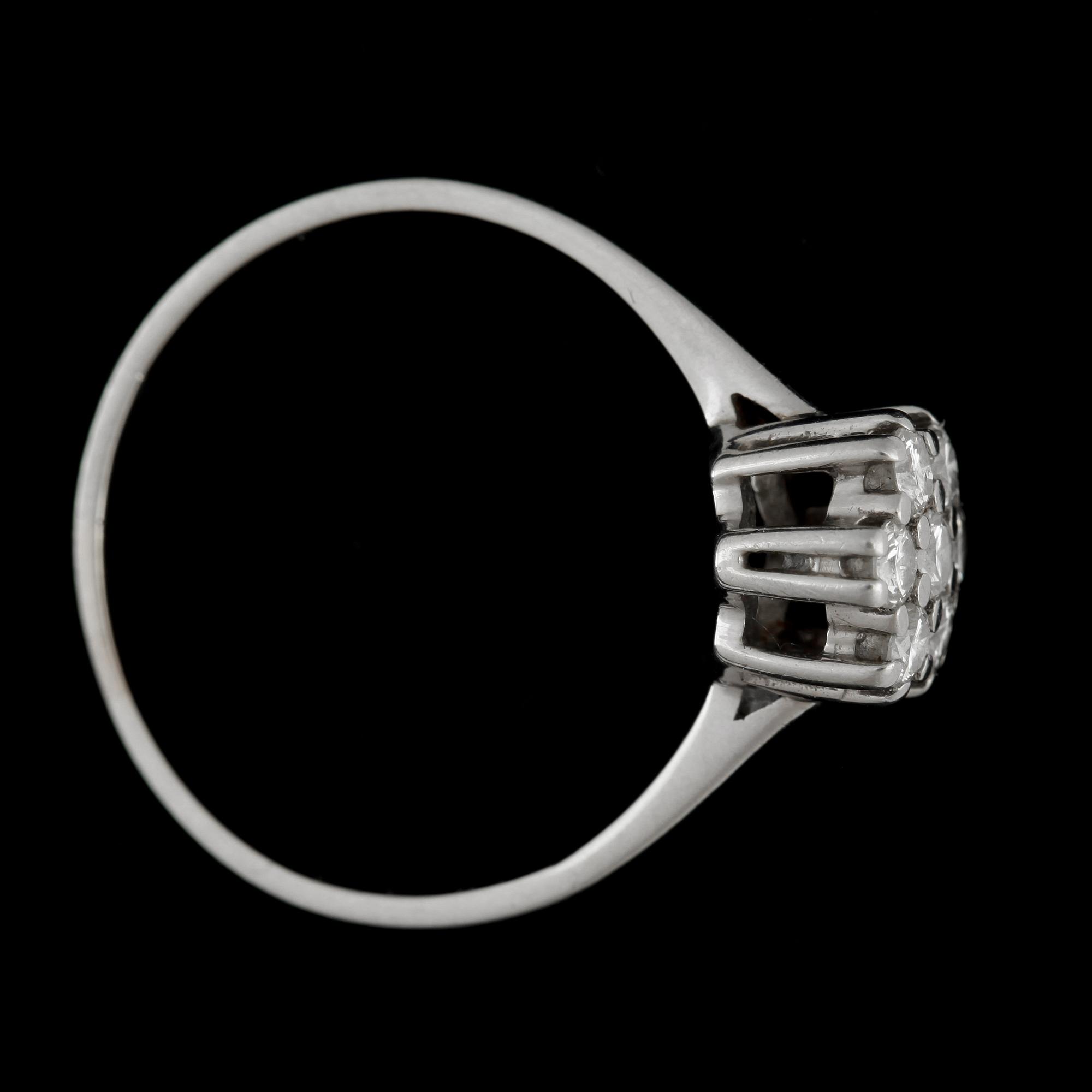 RING, 18k guld med 6 briljantslipade diamanter, enligt gravyr tot ca 0,45 ct. Vikt ca 2,4 gram.