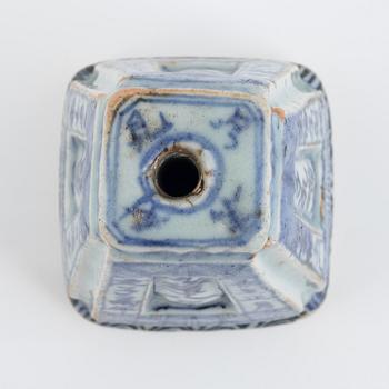 A Chinese blue and white porcelain joss stick holder, Qing dynasti, 19th century.