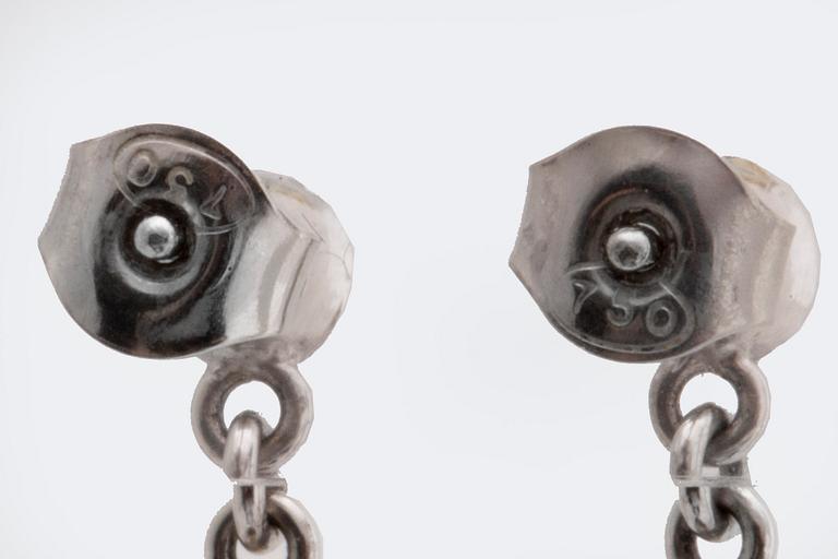 Earrings 18k whitegold, 2 briolette-cut rock-crystals and 2 brilliant-cut diamonds 0,20 ct TW VVS.