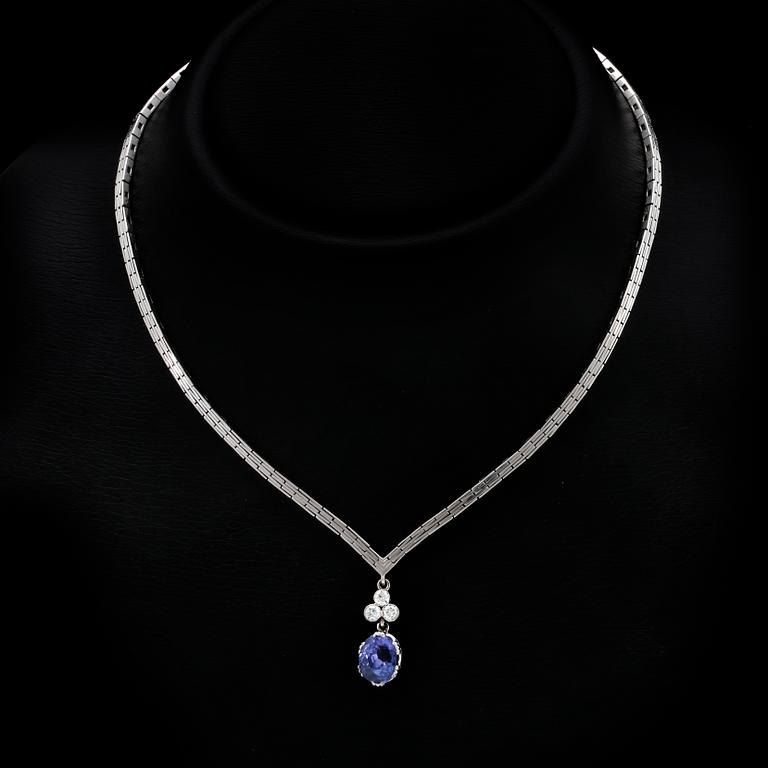 Necklace 18K whitegold with 1 purple-blue sapphire approx 6 ct  and 3 brilliant-cut diamonds approx 0,40 ct in total.