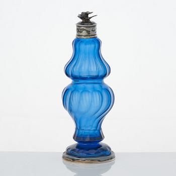 Lornez Vick (verksam i Ulricehamn 1766-1808), ättiksflaska med blått glas, silverpropp och fot. Rokoko.