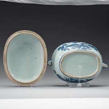 An export porcelain blue and white tureen and cover, Qing dynasty, Qianlong (1736-1795).