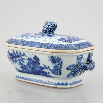 A blue and white butter tureen with cover, Qing dynasty, Qianlong (1736-95).