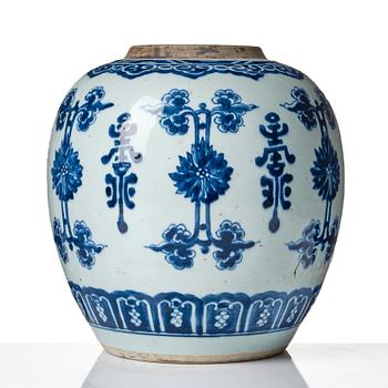 A blue and white jar, Qing dynasty, Kangxi (1662-1722).