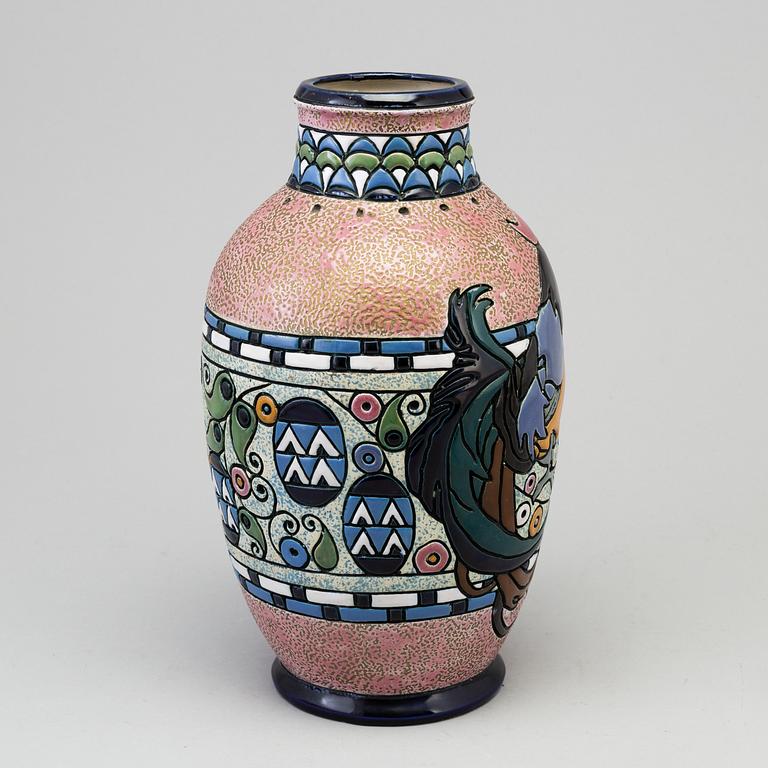 A creamware vase from Amphora, Czechoslovakia, 1920-tal.