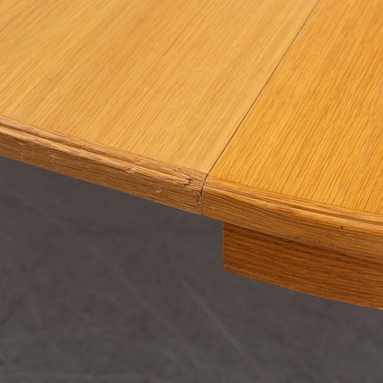 An oak dining table and four chairs by Carl Malmsten for Bodafors. Second half of the 20th Century.
