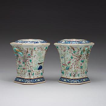 A pair of tulip vases with covers, late Qing dynasty.