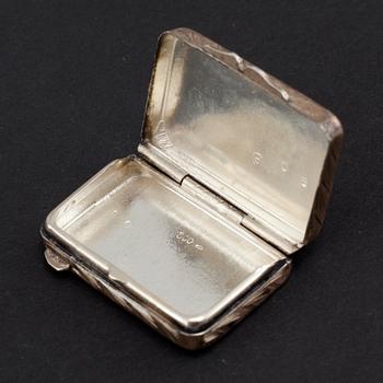A cigarette case and a small box in silver, first half of the 20th century. Total weight 155 g.