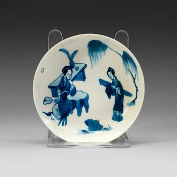 A small blue and white tray decorated with figures in a garden, Qing Dynasty, Kangxi (1662-1722).