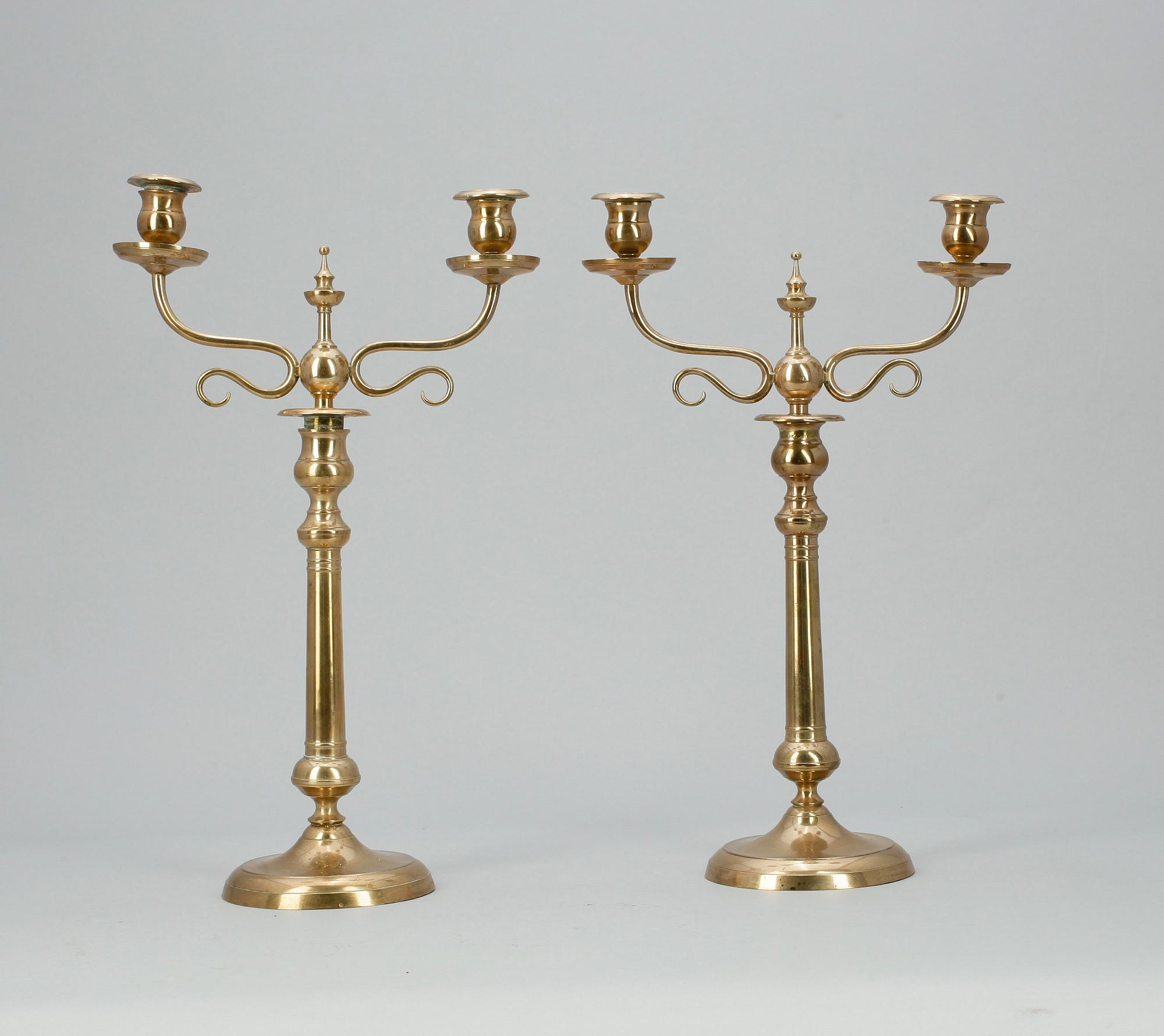 KANDELABRAR, ett par, mässing, omkring sekelskiftet 1900.