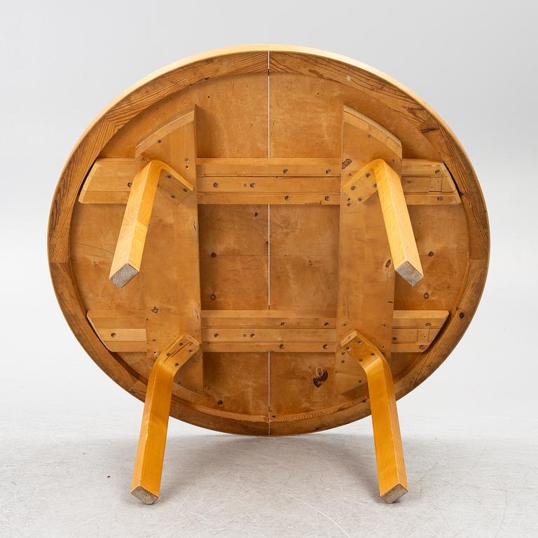 Alvar Aalto, a dining table, model 90, O.Y. Huonekalu- ja Rakennustyötehdas A.B, mid-20th century.