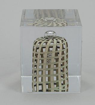 ÅRSKUB, glas, signerad Oiva Toikka, Nuutajärvi 2002, numrerad 426/2000.