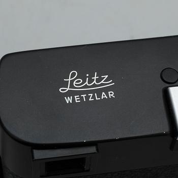 KAMERA samt 2 objektiv, Leica CL, nr. 1403135, 1974.