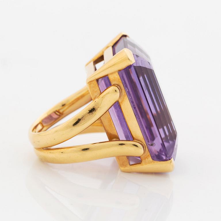 A Tina Karlsson ring in 18K gold set with a faceted amethyst.