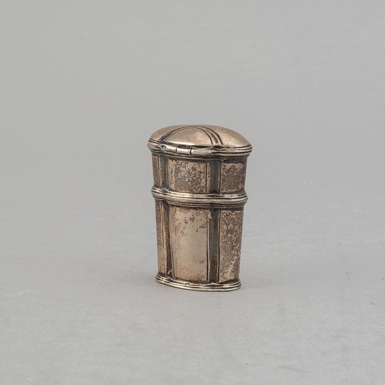 A silver snuff box, 18th century.