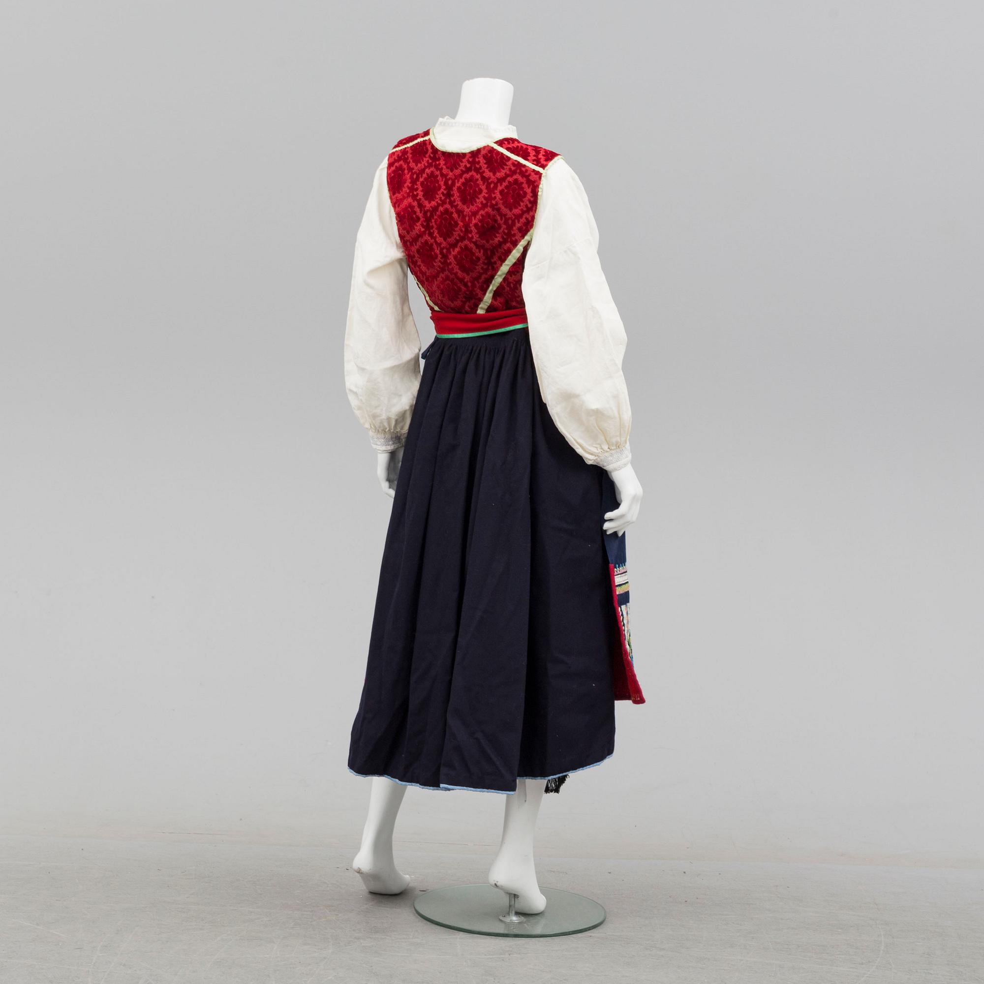 FOLKDRÄKT, 5 delar, Värend, 1900-talets andra hälft. Omkring storlek L.