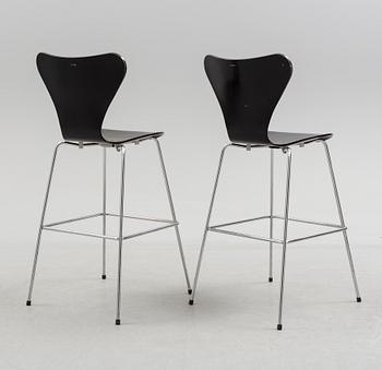 ARNE JACOBSEN, a pair of "Sjuan" barstools, Fritz Hansen 2010.