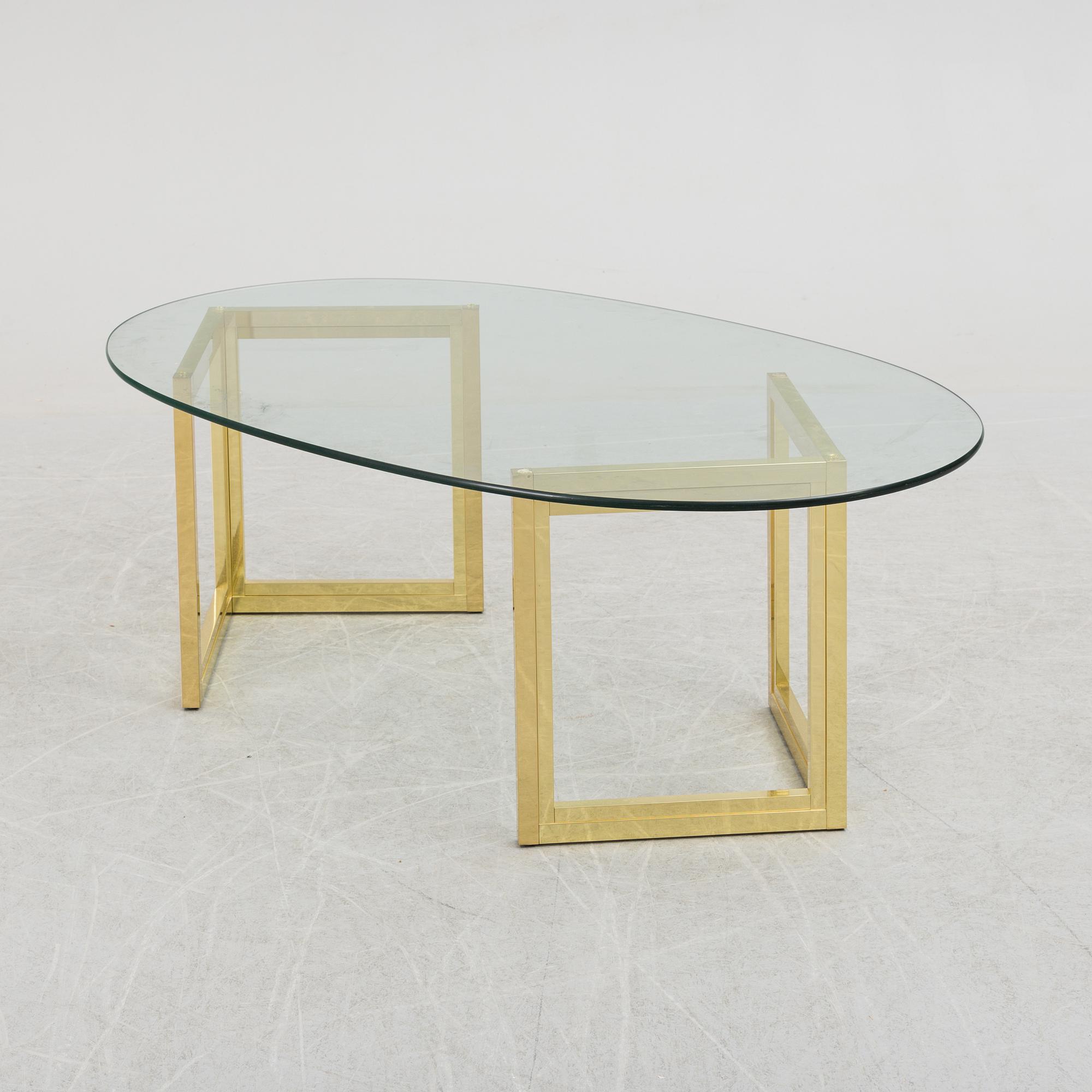 A late 20th century coffee table.