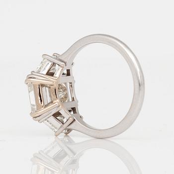 RING med smaragdslipad diamant 4.05ct, samt 0.83ct sidostenar. Kvalitet ca I/VS.