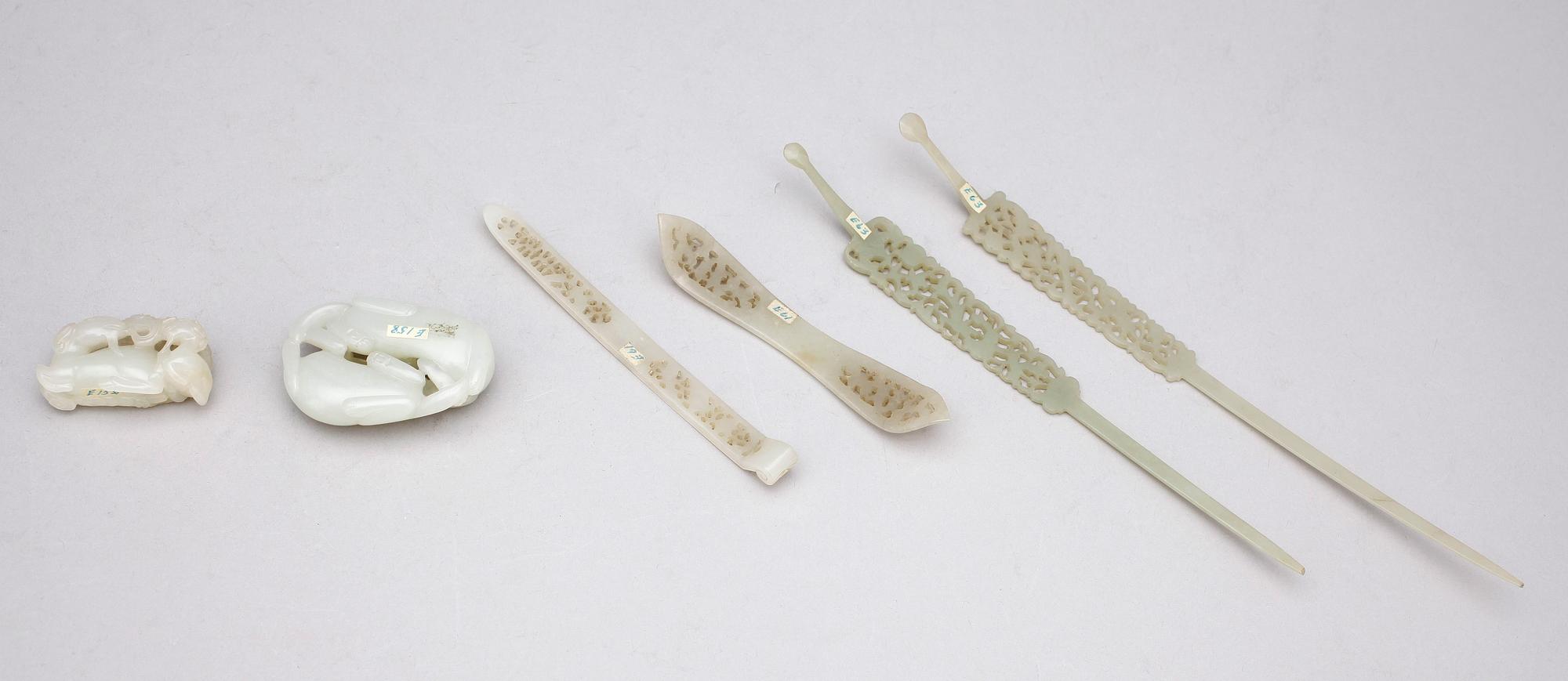 HÅRNÅLAR, 2 st, SPÄNNEN, 2 st samt FIGURINER, 2 st, nefrit, sannolikt Kina.