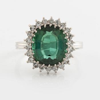 Ring, cocktailring med grön turmalin och åttkantslipade diamanter.