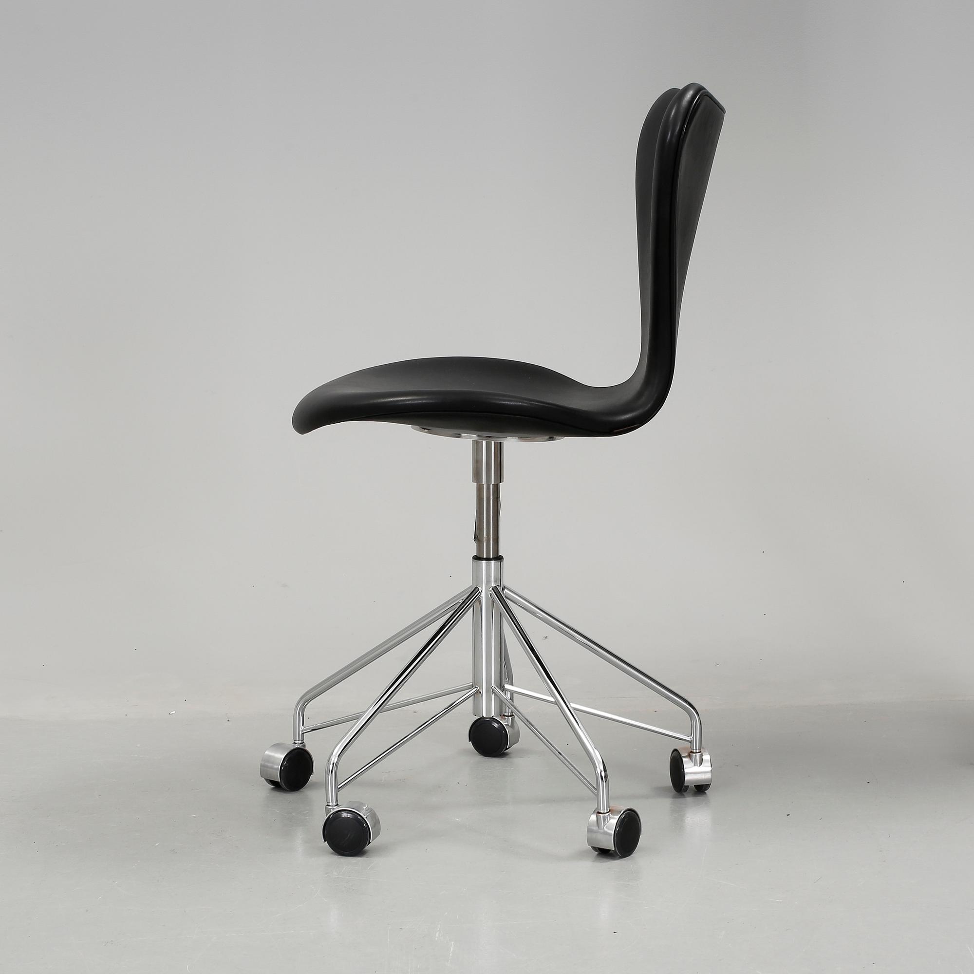 SKRIVBORDSSTOL, Arne Jacobsen "Sjuan", Fritz Hansen. 2013/2014.