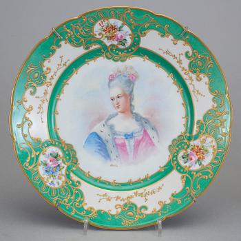 TALLRIKAR, ett par, porslin, bär Sevrésliknande märkning, 1800-tal.