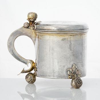 Dryckeskanna, dubbelslagen mästarstämpel, möjligen för Carl Arfwedson Åhl (verksam i Nyen 1687-1698). Barock.