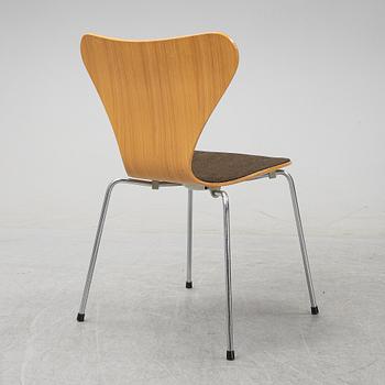 Arne Jacobsen, a set of eight 'Series 7' chairs from Fritz Hansen, Denmark, 1982.