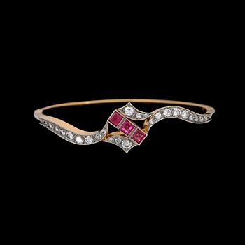 178. A roby and brilliant cut diamond bangle, tot. app. 1.70 cts, c. 1950's.