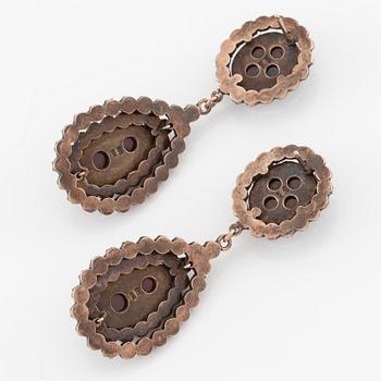 Örhängen förgyllt silver med granater.