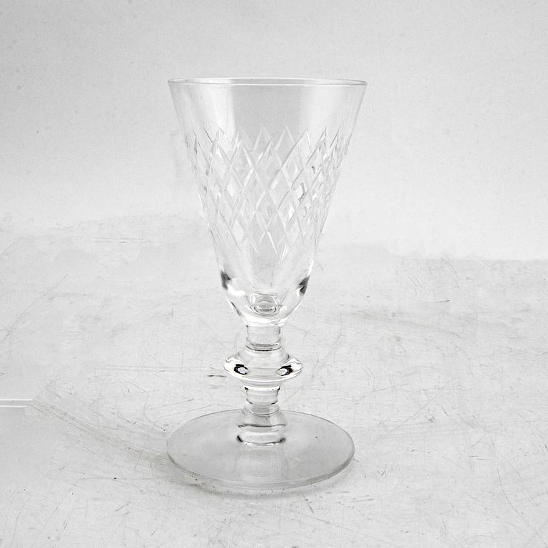 Vicke Lindstrand, a 45 pcs Diamant glass dinner sevice from Kosta later part of the 20th century.