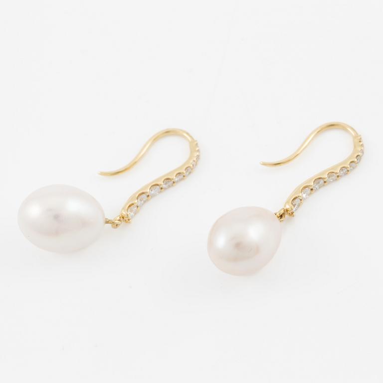 Örhängen 18K guld med pärlor och briljantslipade diamanter.