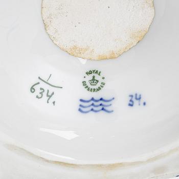 Royal Copenhagen, Skålfat på fot och vas, porslin, "Musselmalet halvblond" resp "Musselmalet helblond", modell 634 och 1043, 1889-1922.