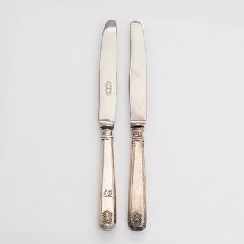 Lasinalusia, 10 kpl, hedelmäveitsiä, 12 kpl, servettirengas ja juustonappipari, hopeaa, 1900-luvun alkupuoli.