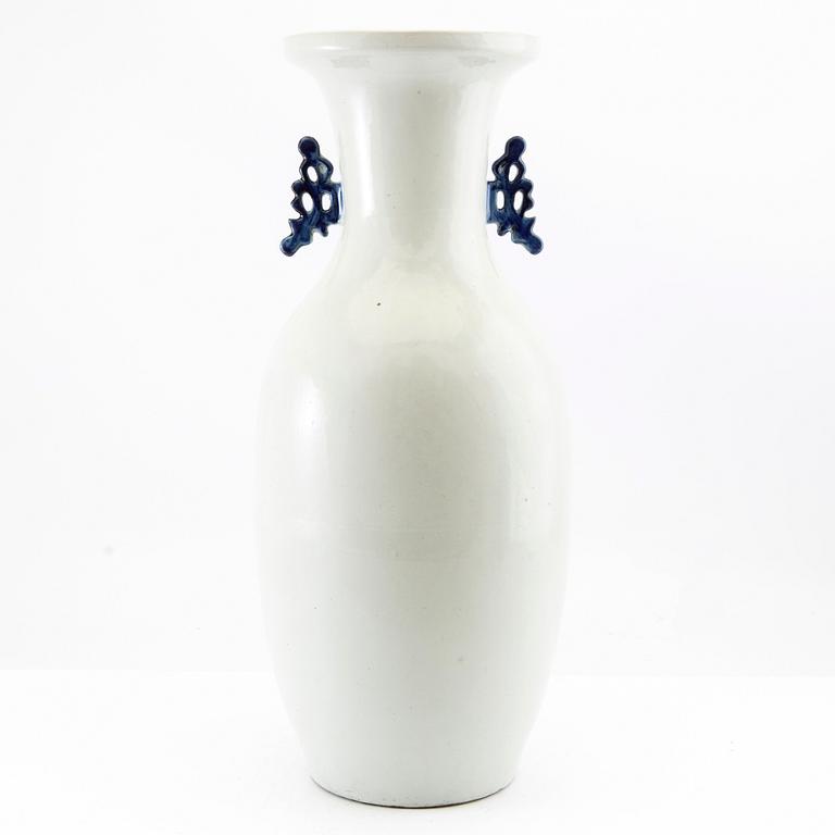 A blue and white Chinese vase, 20th century.