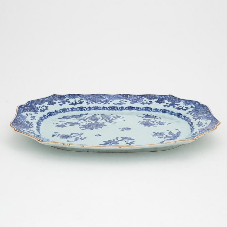 A blue and white serving dish, Qing dynasty, Qianlong (1736-95).